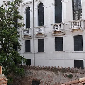 ca-lazzarini.hotelinveneto.com/